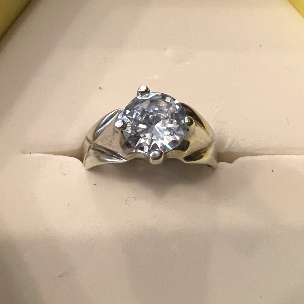 Silver Ring  size 6 cube zirconia.